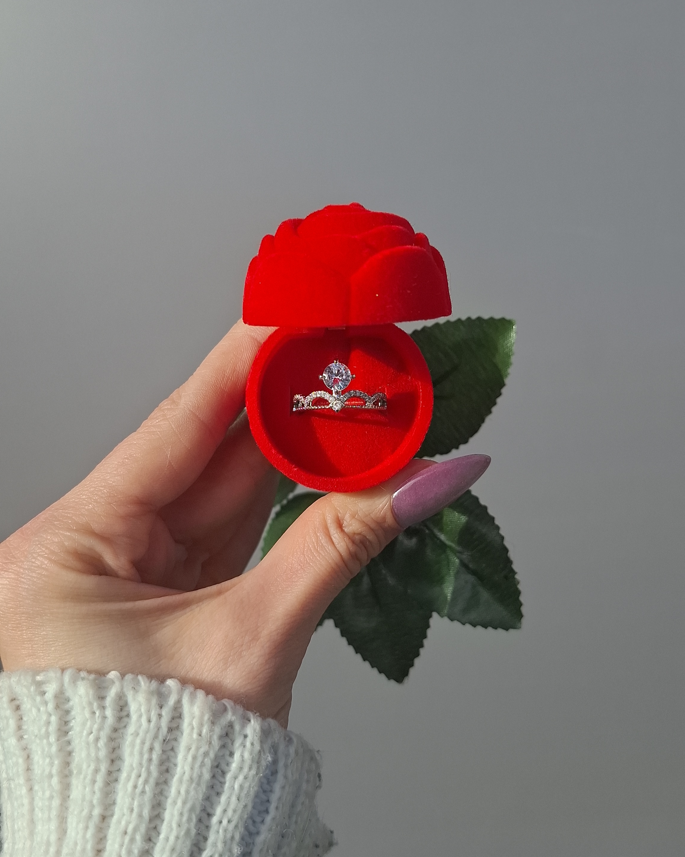 جعبه انگشتری رز قرمز با شاخه وارداتی
